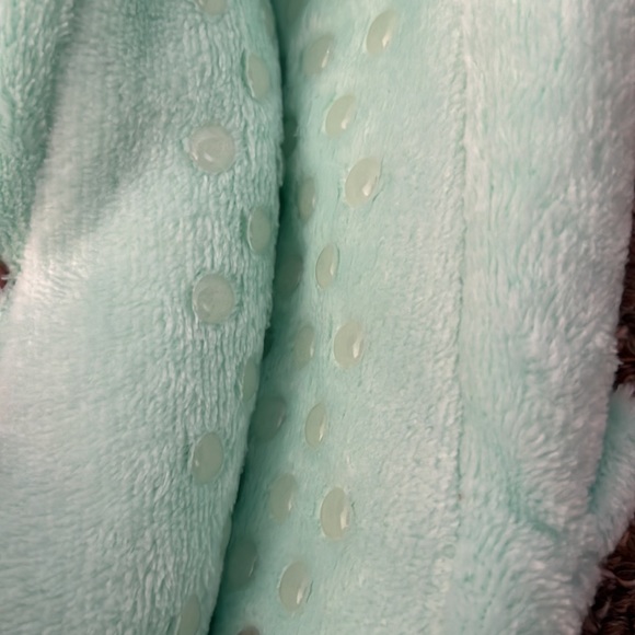 1 Pair Fuzzy Babba Home Wear! - Picture 2 of 3